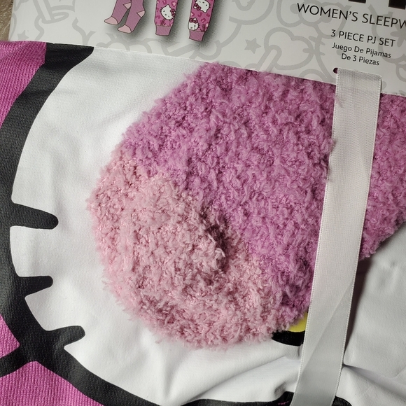 NWT Hello Kitty Women's Lounge Top and Pants with Socks Set 3-Piece Plus Size 2X - Picture 12 of 16